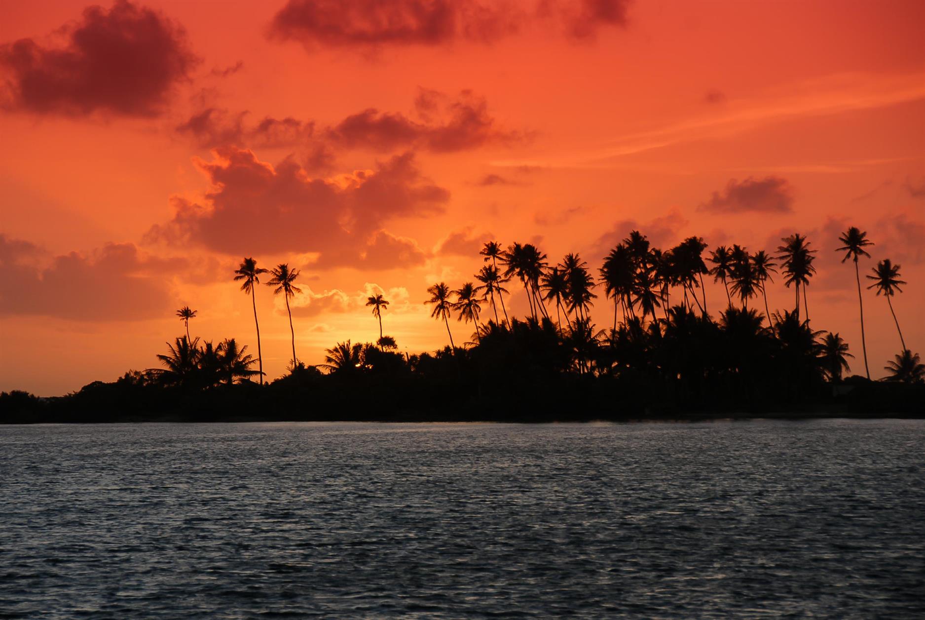 Naturschauspiel "Sonnenuntergang" in Penrhyn, die ganze Insel wird in rote Farbe getaucht. Penrhyn (auch als Tongareva bekannt) ist die nördlichste Insel der Cook Islands und hat eine Fläche von 10 km² und ca. 600 Einwohner.